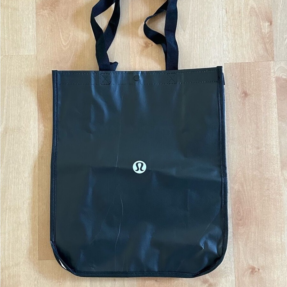 Lululemon black and white reusable snap bag